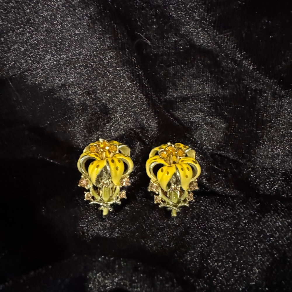 Vintage clip yellow enamel tiger lily earrings with Amber Stone accents.